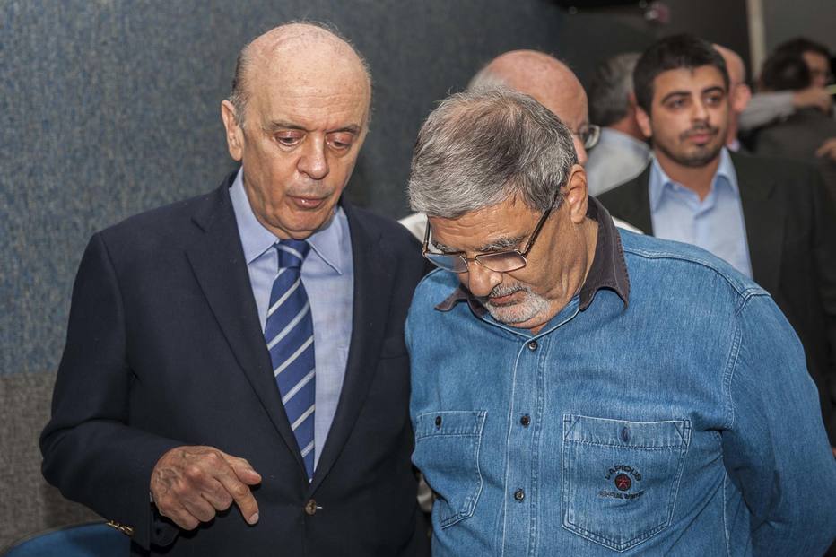 SP - JOSÉ SERRA/PALESTRA/BAURU - POLÍTICA - O ex governador de São Paulo, José Serra (e) acompanhado pelo deputado estadual Pedro Tobias (d) ministra palestra com o tema: O desenvolvimento brasileiro e seus principais problemas, para uma plateia de 150 pessoas, incluindo políticos da região filiados ao PSDB, a convite do Núcleo de Jovens Empreendedores do Ciesp da cidade de Bauru (SP). 18/07/2013 - Foto: OLICIO PELOSI/FUTURA PRESS/FUTURA PRESS/PAGOS