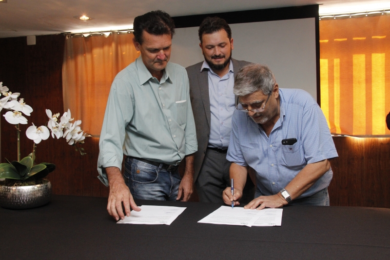 Assinatura do convênio Iamspe - Beneficência Portuguesa. 14/03/2018
Raul Gonçalves, Roberto Baviera, e Pedro Tobias