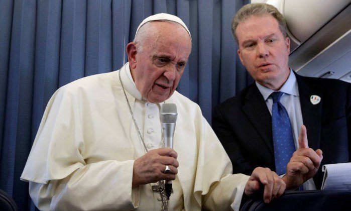 x78552657_Pope-Francis-speaks-with-the-media-onboard-a-plane-during-his-flight-back-from-a-trip-in-Du.jpg.pagespeed.ic.XOFhHj9_cT