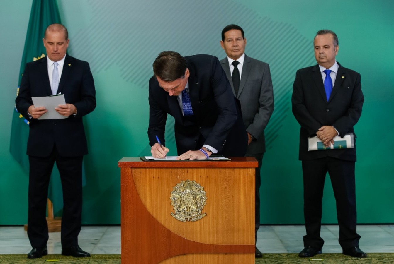 bolsonaro-assina