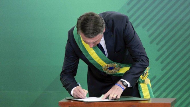 x80476130_O-presidente-Jair-Bolsonaro-da-posse-a-equipe-ministerial-no-Palacio-do-PlanaltoPresi.jpg.pagespeed.ic.a7nDAtWcQM