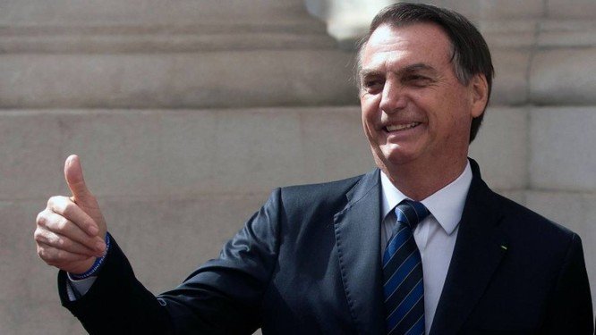 x81785070_Brazils-President-Jair-Bolsonaro-gives-his-thumb-up-during-the-welcoming-ceremony-at-La-Mo.jpg.pagespeed.ic.AcT3v1kWAj