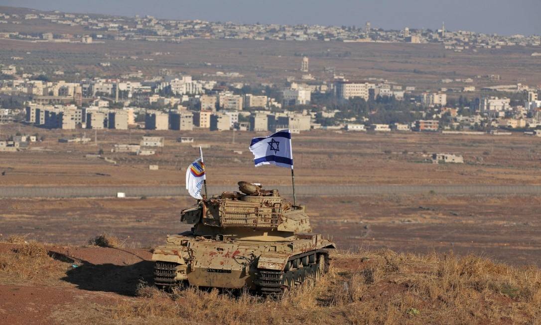 x81739153_FILES-A-file-photo-taken-on-October-18-2017-shows-an-Israeli-flag-fluttering-above-the.jpg.pagespeed.ic.Txw6MkiN7g