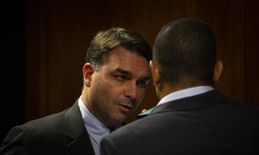 x84532546_BRASILBrasilia-DF11-09-2019O-senador-Flavio-Bolsonaro-PSL-RJ-nos-corredores-do-Sen.jpg.pagespeed.ic.1lJHZIAqS0