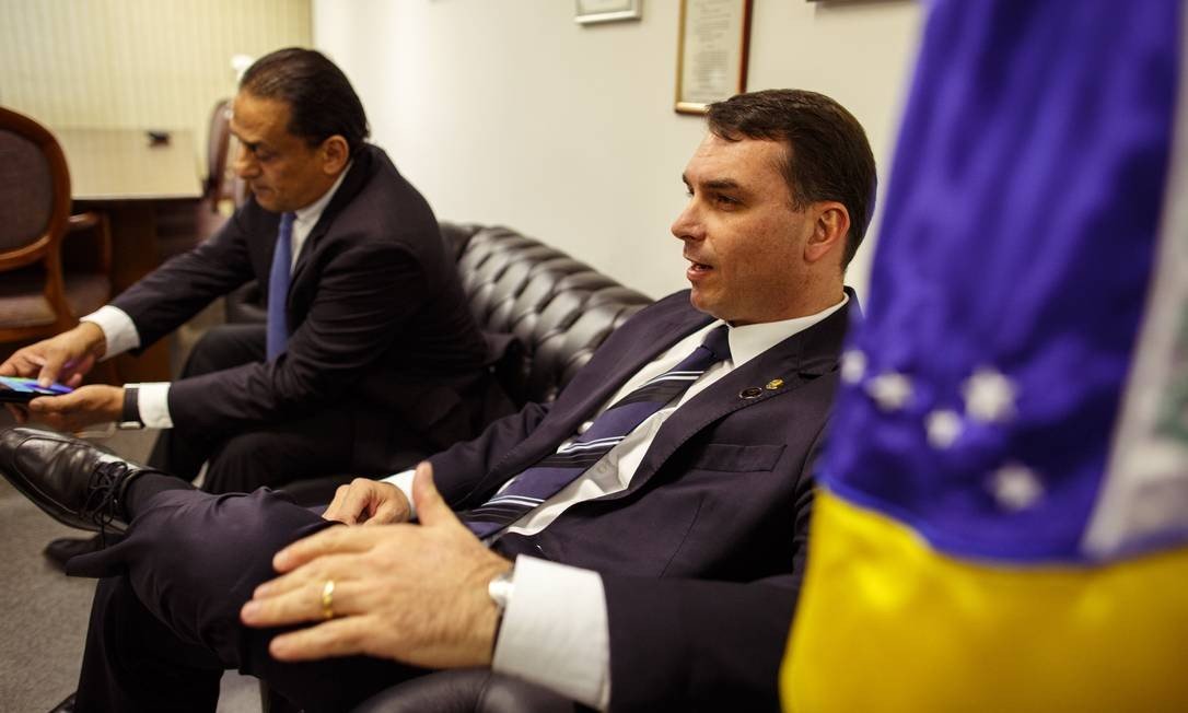 x83490565_BRASILBrasilia-DF02-07-2019Retrato-do-senador-Flavio-Bolsonaro-PSL-RJ-Em-entrevist.jpg.pagespeed.ic.vYIgE-MX5S