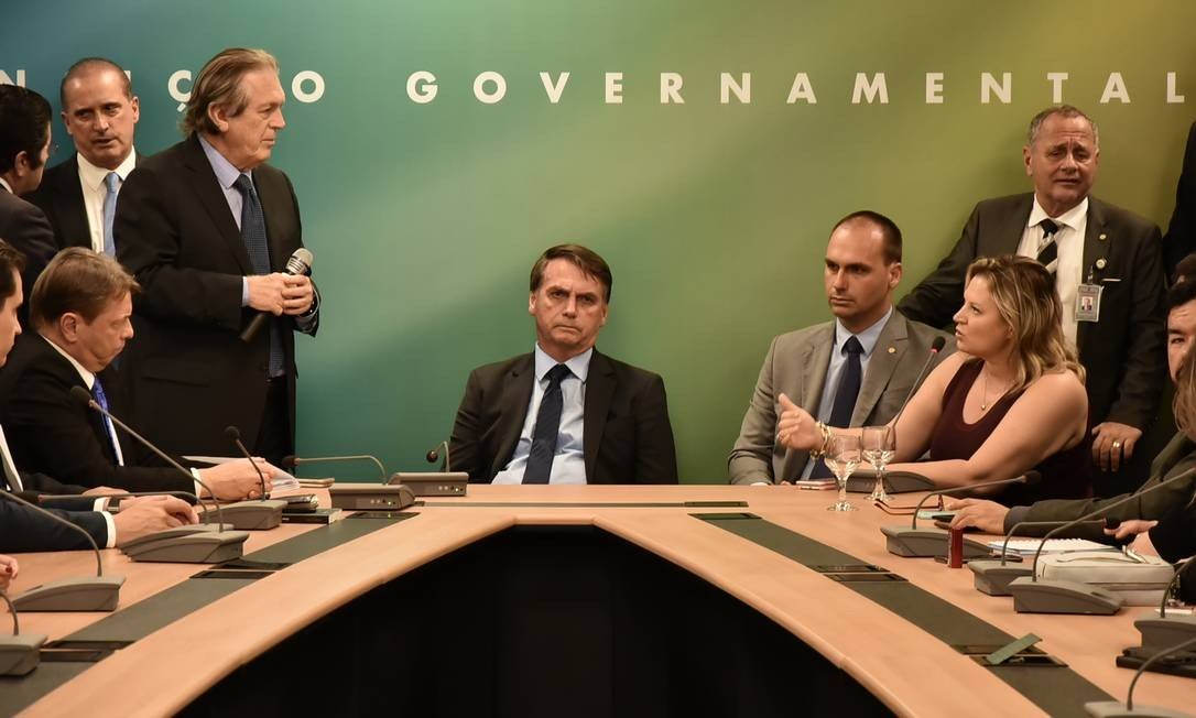 x85130755_12-12-2018Governo-de-transicao-Presidente-Jair-Bolsonaro-recebe-bancada-do-PSL-lider.jpg.pagespeed.ic.bhG0AIojkP