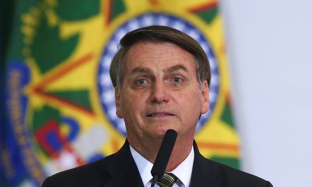 x85548897_Brazilian-President-Jair-Bolsonaro-C-gestures-during-a-ceremony-to-commemorate-the-300.jpg.pagespeed.ic.aZZuqEtU20