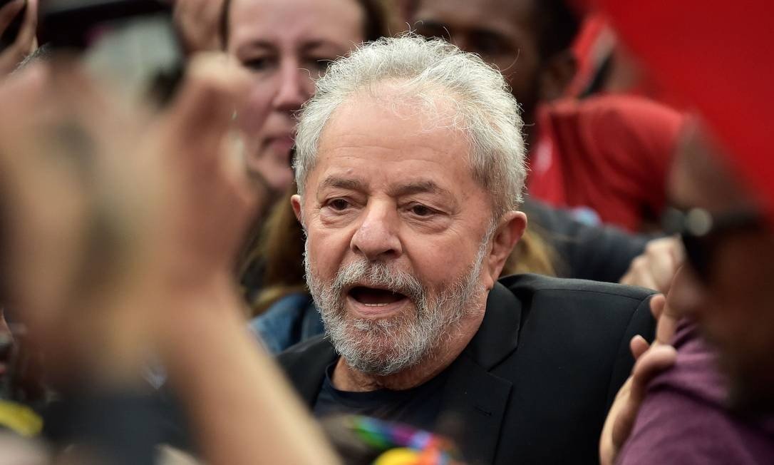 x85594691_Former-Brazilian-President-Luiz-Inacio-Lula-da-Silva-leaves-the-Federal-Police-Headquar.jpg.pagespeed.ic.USeYuHGKUq
