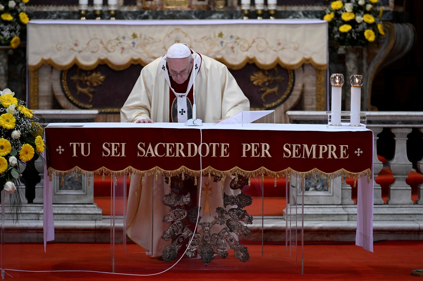 2020-04-19t121739z-2070845469-rc2m7g9n15a4-rtrmadp-3-health-coronavirus-pope-mass