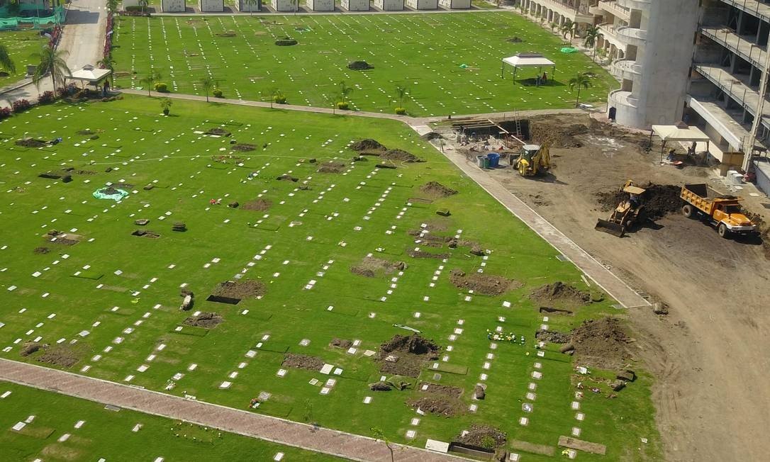 x87829447_Aerial-view-of-new-graves-at-the-Jardines-de-la-Esperanza-cemetery-in-Guayaquil-Ecuador-on.jpg.pagespeed.ic.JkQcCFSRDU